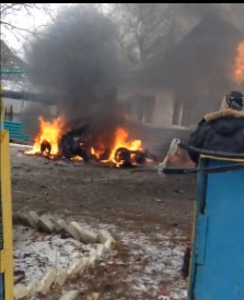 Докучаевск после ночного обстрела: снаряды прилетели в частный сектор - горят дома, пылают машины