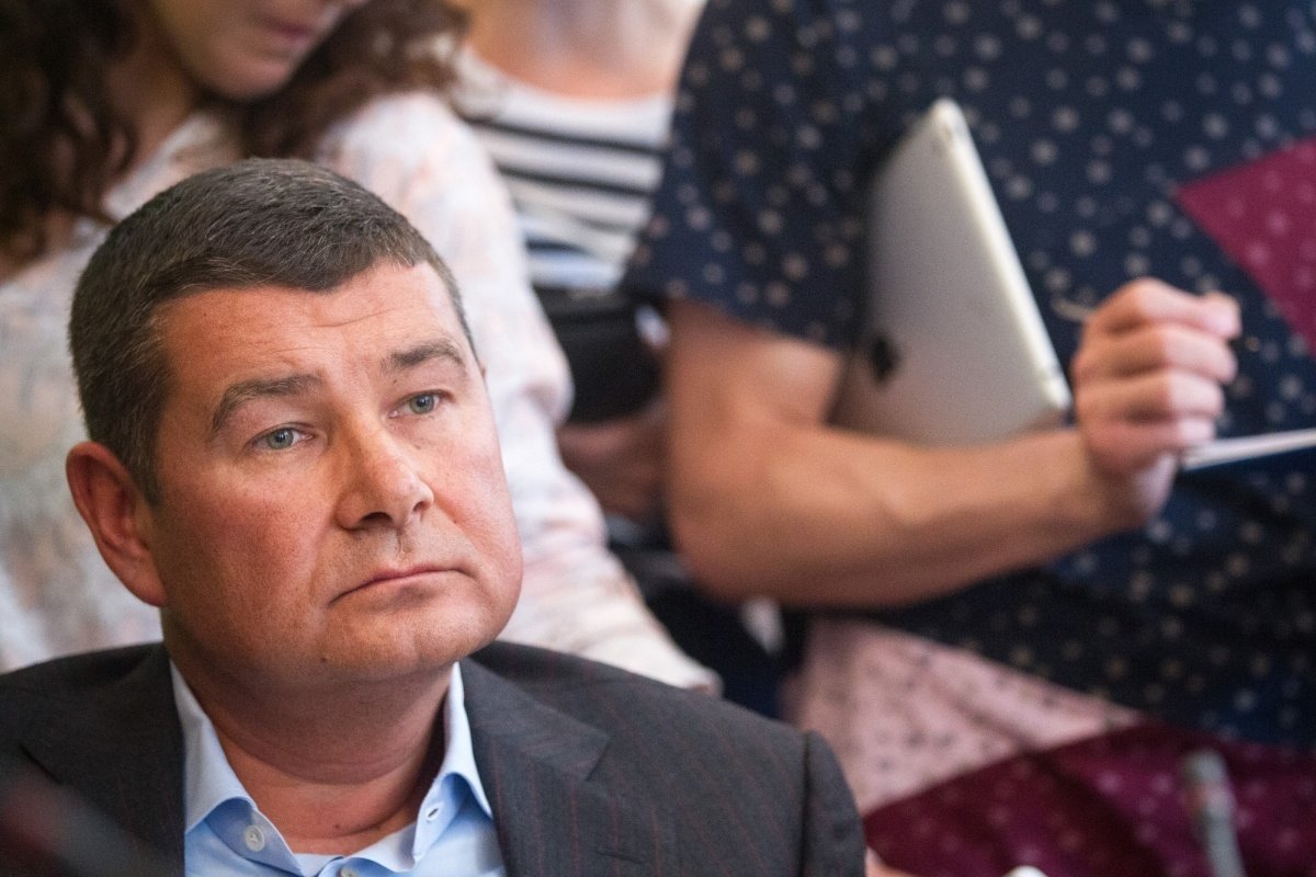 Лещенко бьет тревогу: "Онищенко готовит побег перед депортацией в Украину"