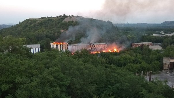 ​Появились кадры масштабного пожара в Донецке - горит шахта "Куйбышевская"