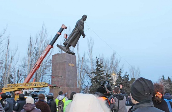 Под Бердянском снесли очередного Ленина