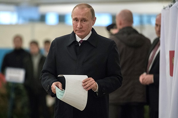 Когда выборы могут стать последними: Путин бросал бюллетень в урну с мертвым выражением лица и страхом в глазах - фото дня