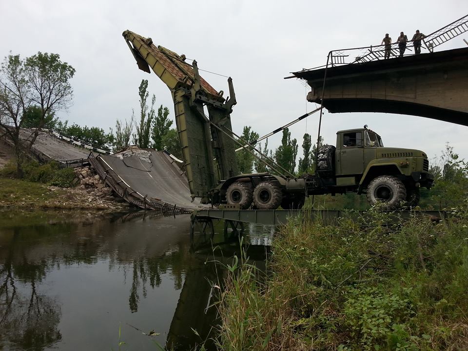 Военные инженеры восстановили мост через реку вблизи Славянска