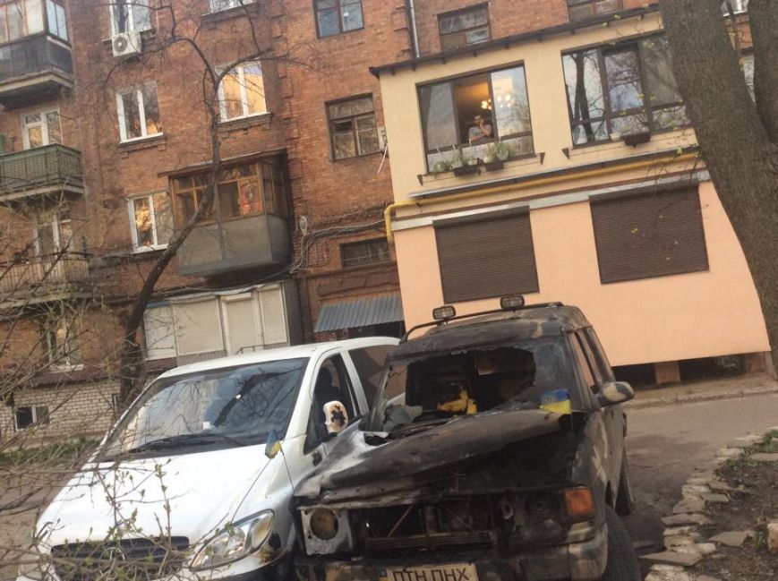 ​В Харькове неизвестные сожгли джип волонтеров