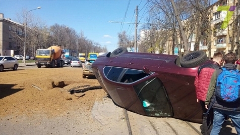 В Одессе посреди улицы прогремел масштабный взрыв: авто перевернулось – первые кадры 