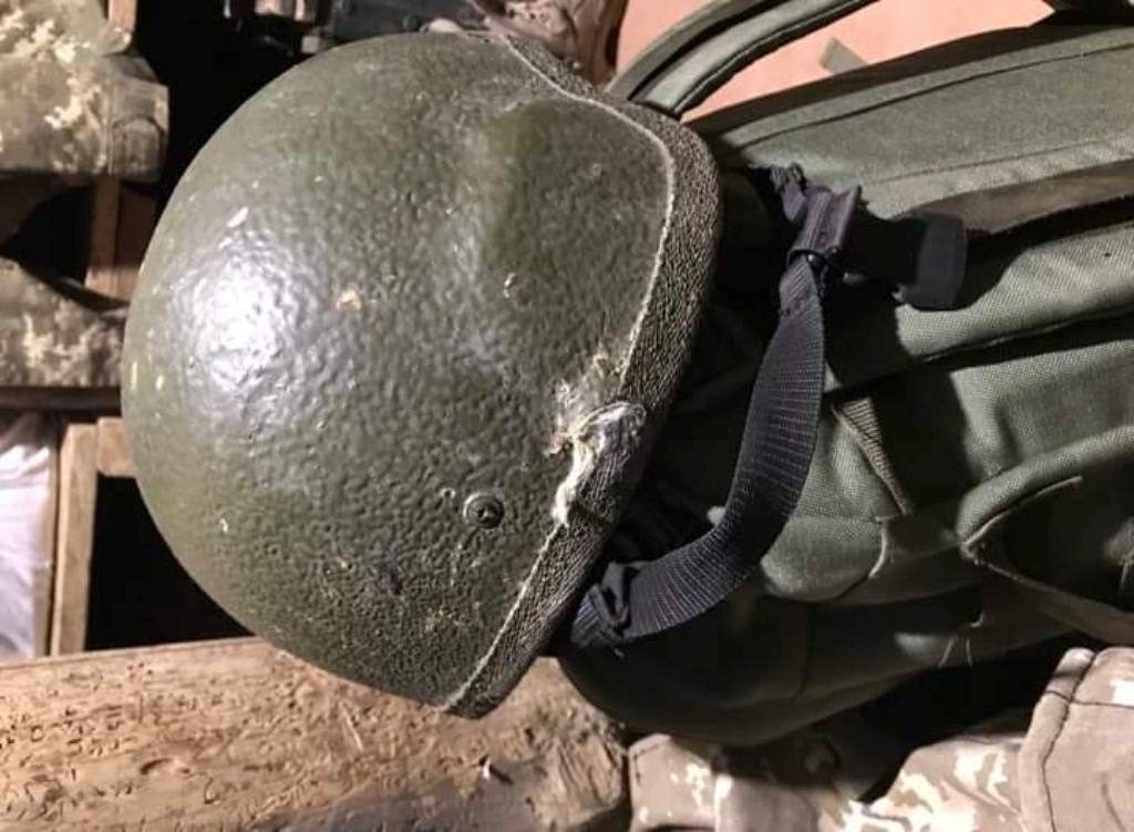 "Рука раздроблена, пуля прошла по касательной", - снайпер боевиков подстрелил бойца ВСУ возле Желобка - фото