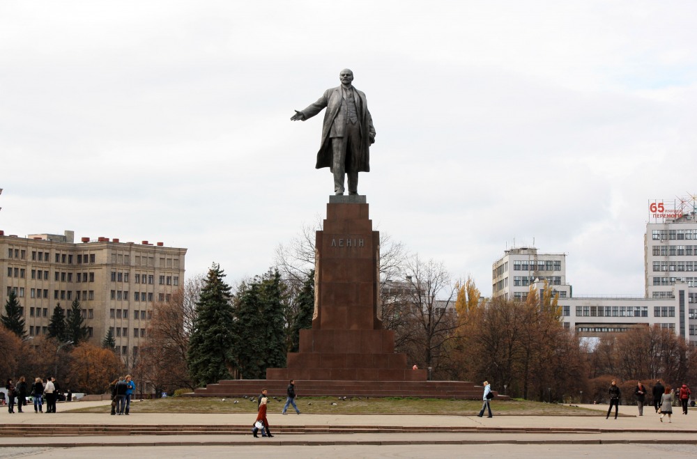 В Харькове неизвестные снесли памятник Ленину