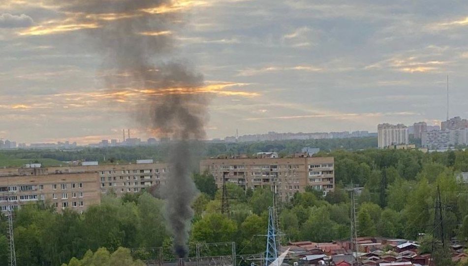 У Підмосков'ї у ФСБшників неабияк "підгоріло": з'явилися кадри пожежі на підстанції поруч із їхньою військовою частиною