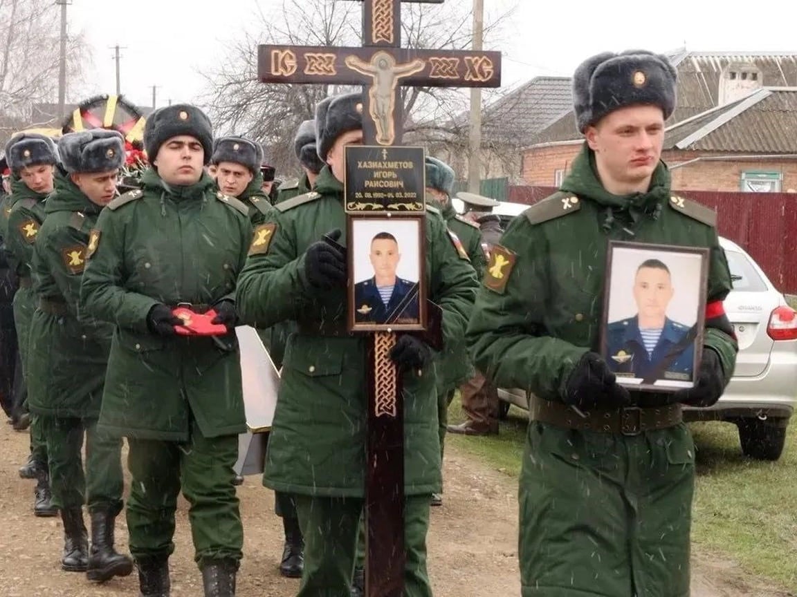 РосСМИ показали похороны владимирского СОБРа, разбитого под Харьковом: "Вы понимаете весь масштаб пи***а?"