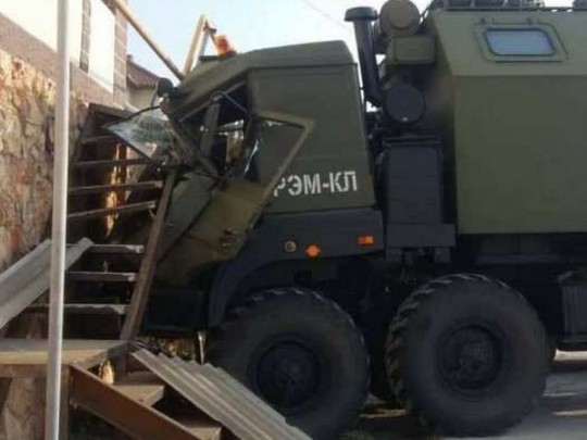 В Севастополе военный грузовик оккупантов врезался в жилой дом, свидетели бежали с места происшествия – кадры