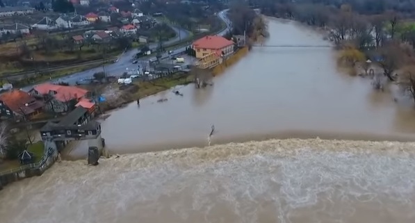 Закарпатье настигло небывалое наводнение: дома рискуют уйти под воду, уже закрыты дороги местного значения, - впечатляющие кадры