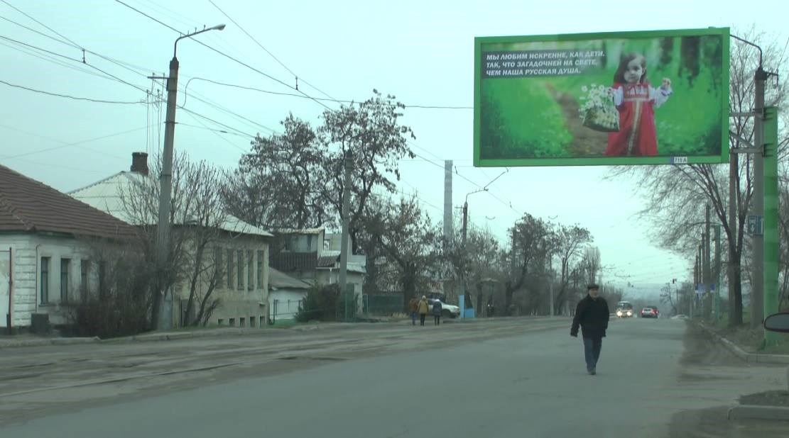 "Что они хотели этим сказать?"- жуткий билборд террористов в оккупированном Луганске "взорвал" соцсети, - опубликованы кадры