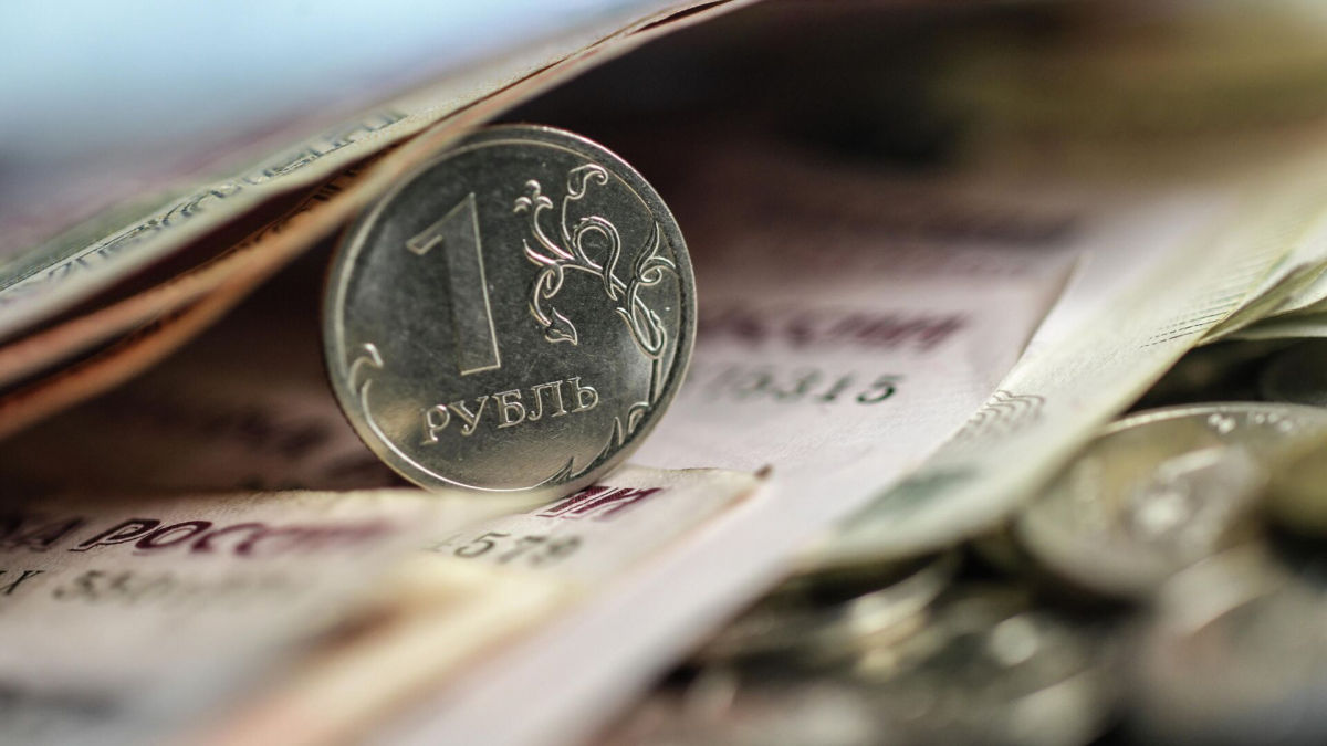 Рублю предрекли "бесконечное" падение: экономист спрогнозировал курс к осени