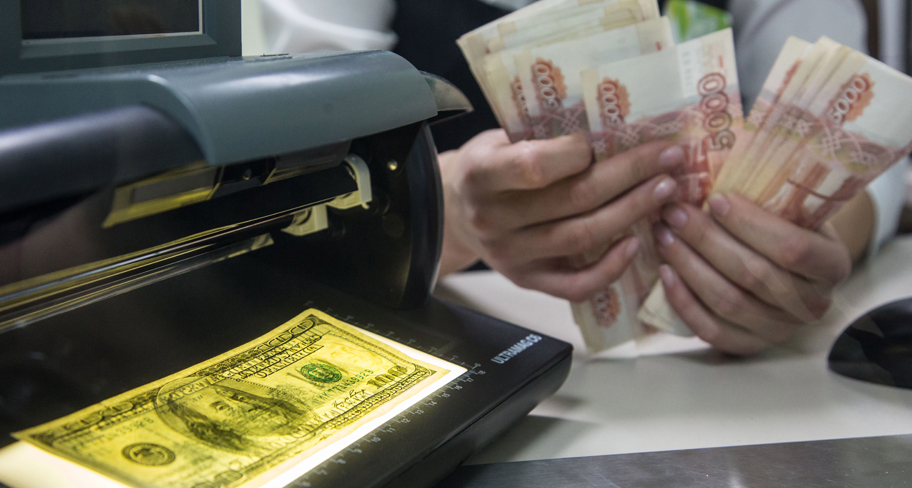 Рубль на “смертном одре”: вложения российского бизнеса в иностранную валюту достигли беспрецедентного уровня