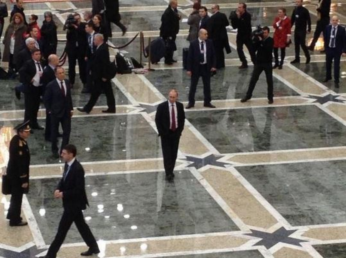 Фото с Путиным: тот самый случай, когда с президентом РФ все "хотят" поздороваться за руку 