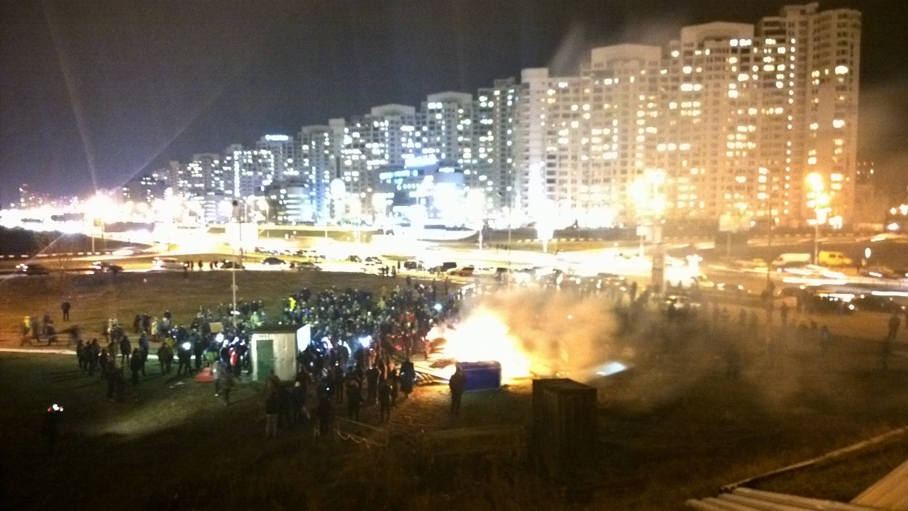 В Киеве на скандальной застройке сожгли забор