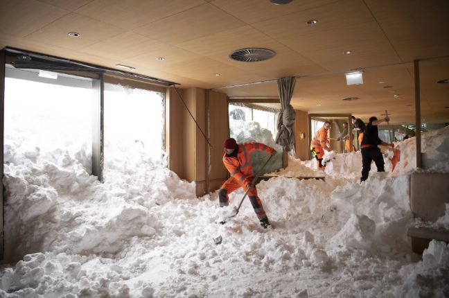 Фото невиданных снегопадов в Европе: счет погибших идет на десятки, из-за непогоды отменены даже похороны