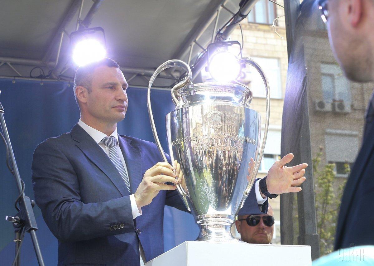 В Киев прибыл кубок Лиги чемпионов УЕФА: на презентации с Кличко случился очередной курьез