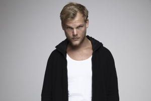 Всемирноизвестный шведский музыкант и диджей Avicii найден мертвым в собственном доме. Подробности
