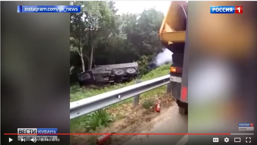На Кубани пара российских бронеавтомобилей "Тайфун-У" слетела в кювет: видео позора российских военных опубликовали в Сети
