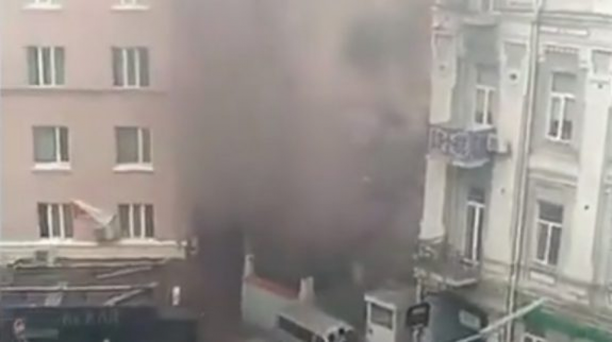 Черный дым и убегающие люди: возле офиса Медведчука в Киеве раздался сильный взрыв, кадры 