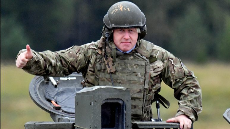 Глава МИД Великобритании Джонсон прокатился на танке в Эстонии и пригрозил Путину: российские власти ответили неожиданно - фото