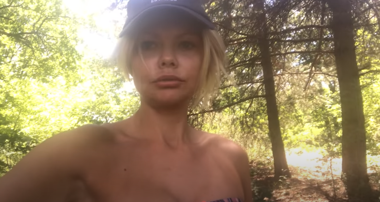 Клитина записала обращение в купальнике, упомянув Путина: "Недаром у него такая кличка"
