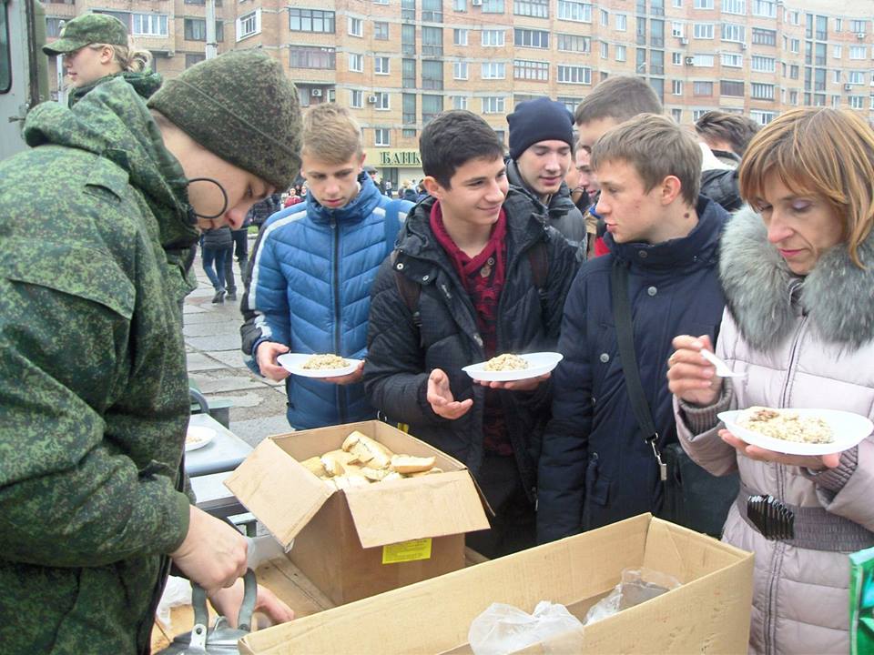 Грандиозный позор боевиков "ДНР" в Горловке: На празднике города местные жители массово отравились "бесплатной едой" от Захарченко