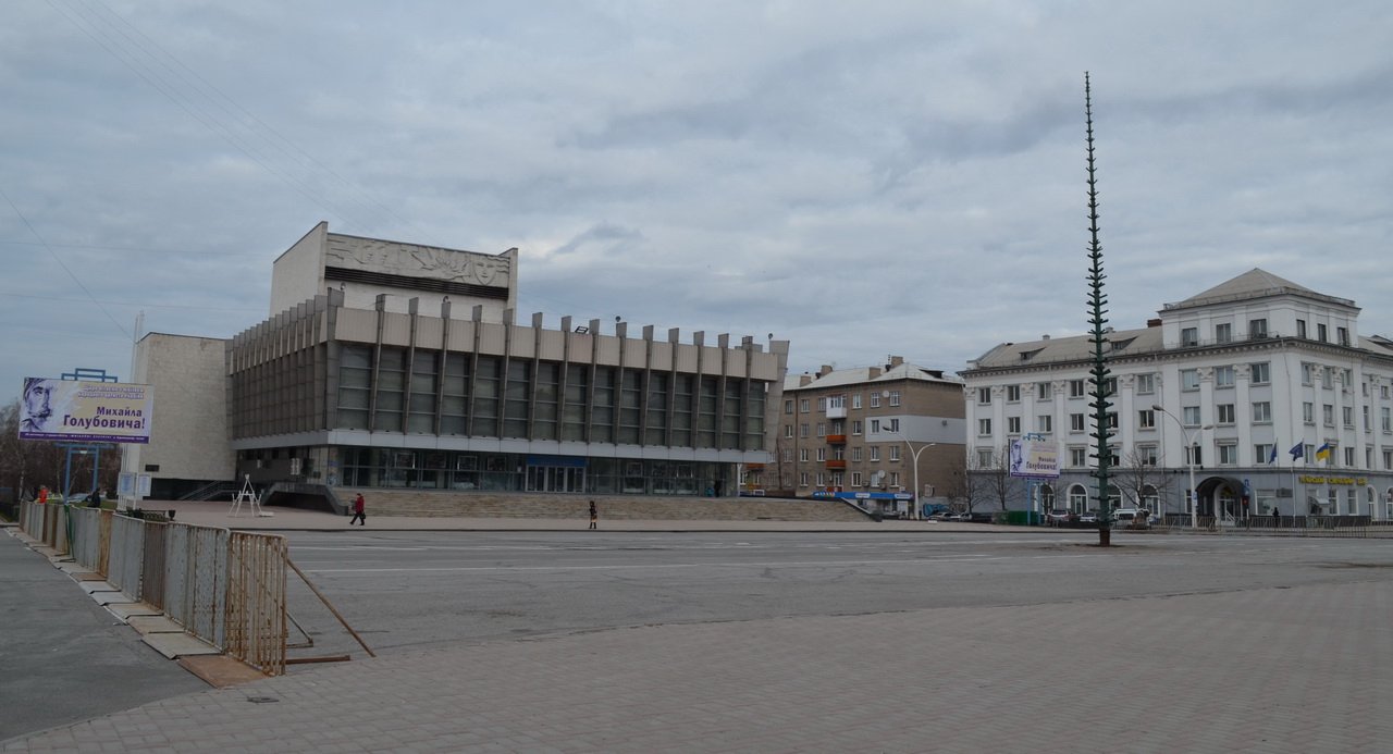 В Луганске начали устанавливать главную елку города