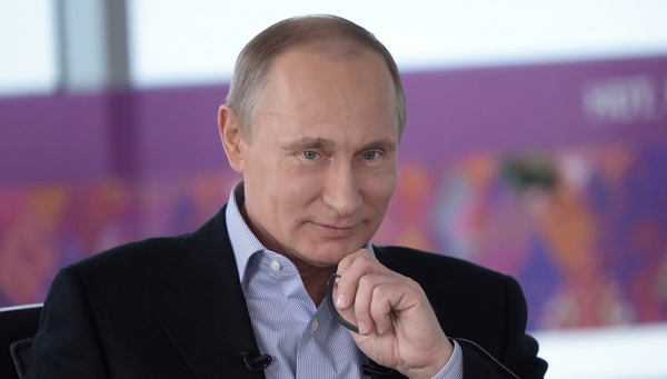 ​"Я что, один воюю", - Путин выдал нелепый анекдот, чтобы "отмазаться" от вопроса о скатывающейся в пропасть экономике России. Кадры