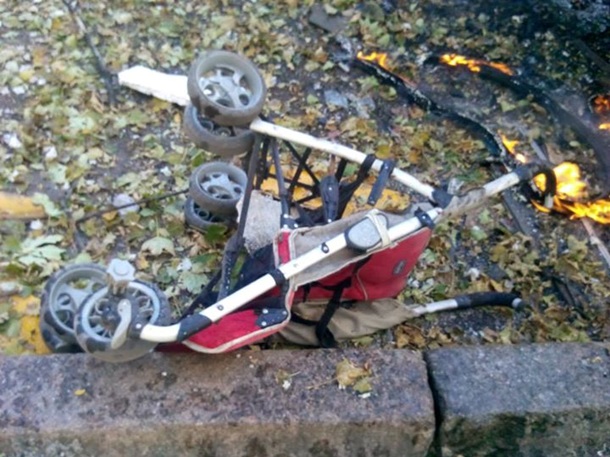 Очевидец: Женщина с ребенком чудом спаслись при обстреле маршрутки в Киевском районе