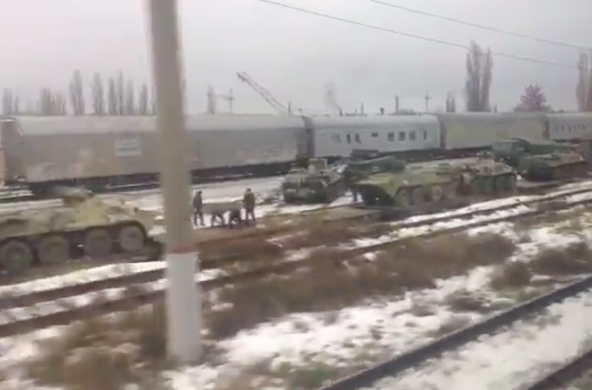 ​Эшелоны боевой техники ВС РФ попали на видео в Ростове-на-Дону, некоторые основательно "потрепаны"