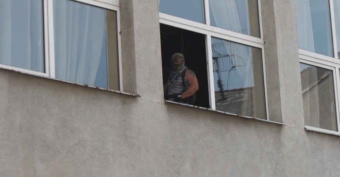 Захват горсовета в Ужгороде: в здании находятся люди в балаклавах и раздаются взрывы, опубликованы кадры