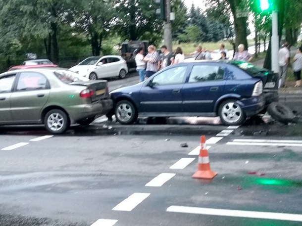 Выламывали двери, чтобы вытащить раненых: в Донецке на "проклятом" месте  произошло масштабное ДТП - кадры