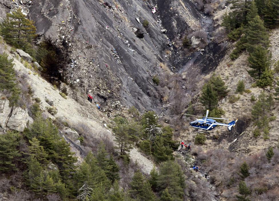 Обломки самолета Airbus A320 в Альпах. Фото