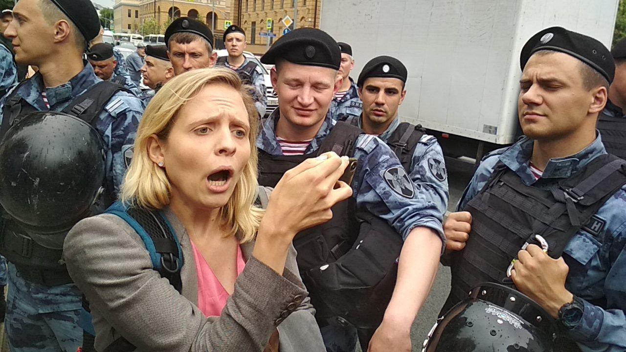 Беспредел силовиков Путина на митинге в Москве: иностранных журналистов бросают в автозаки - фотофакт