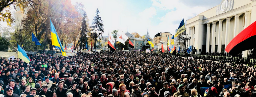 Возле Верховной Рады начались стычки из-за заблокированного полицией грузовика со звуковой аппаратурой