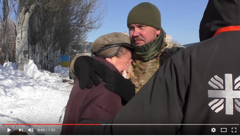 Сеть взорвали кадры, как жительница Авдеевки слезно просит бойцов ВСУ не "сдавать" город: "Умоляю, только не уходите, защитите нас, прошу"