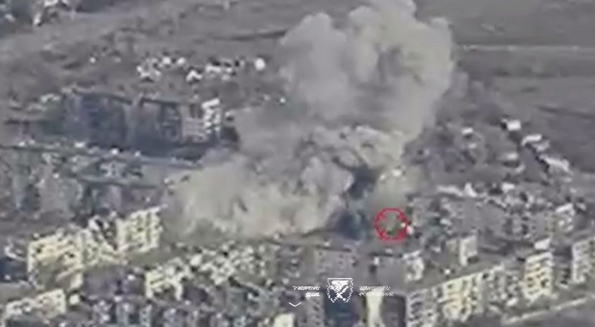 В Покровске ВСУ авиаударом разбомбили многоэтажку, оставив оккупантов под завалами и без связи