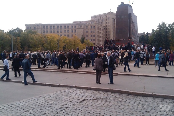В Харькове возле постамента снесенного Ленина митингуют сторонники ДНР и ЛНР