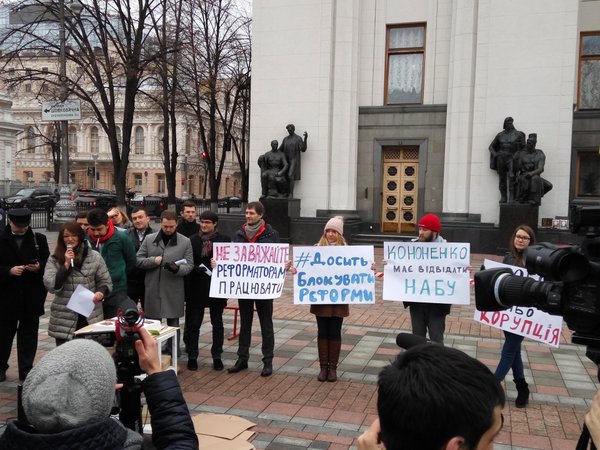 ​Раду пикетируют сторонники Абромавичуса: депутатам раздают “сладкие портфели”