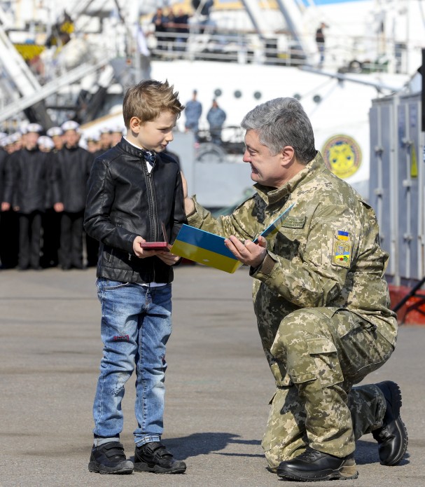 Порошенко мощно обратился к родным военнопленных моряков: "Этот счастливый день настанет и очень скоро", – сильные фото