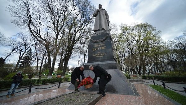 ​Декоммунизация к 9 мая: в Киеве ветераны войны «защищали» памятник Ватунину