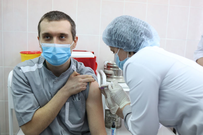 Врач из Черкасс стал первым вакцинированным от COVID-19 в Украине — стартовал 1-й этап