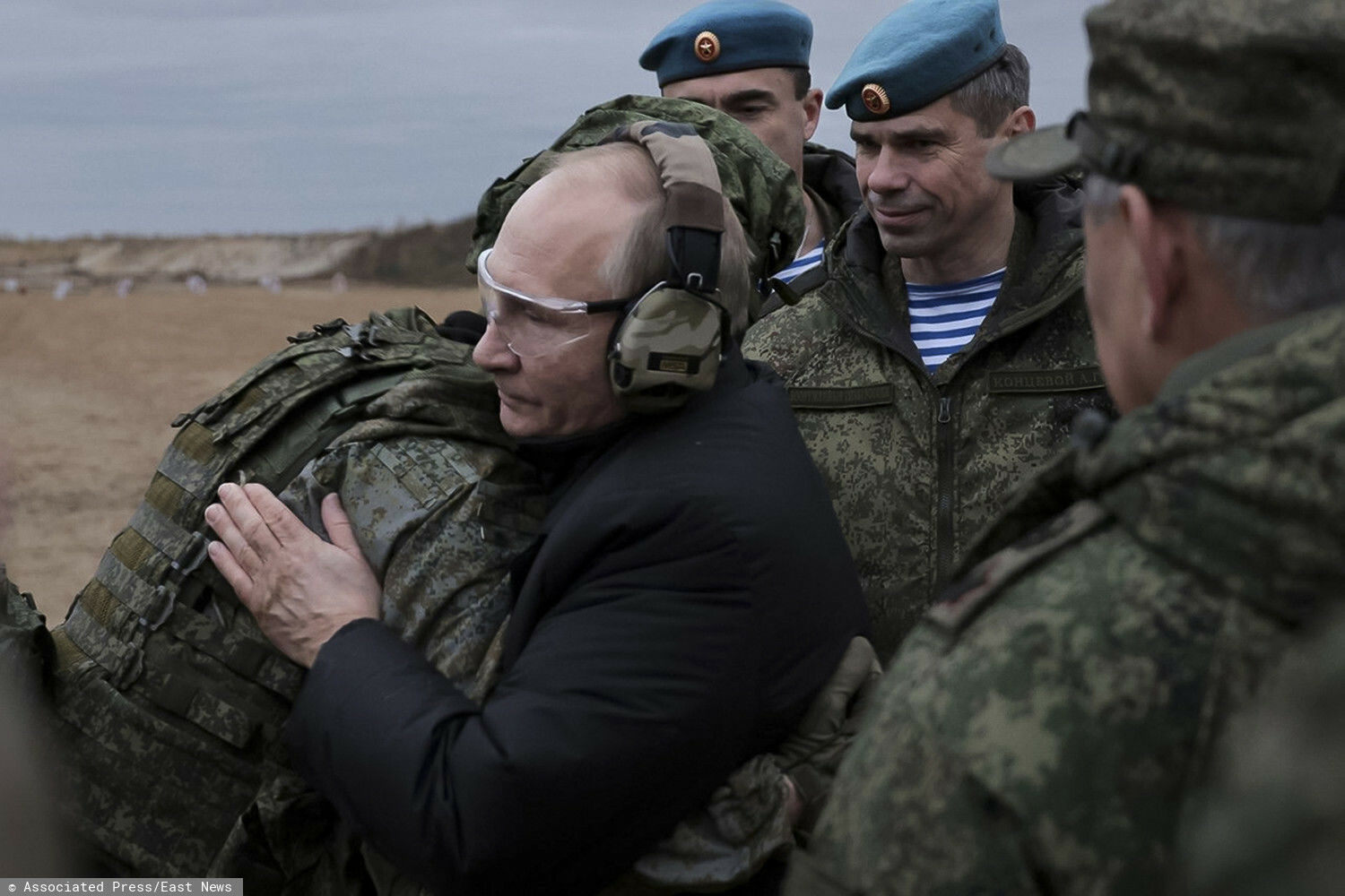 Путин приказал банкам "отлавливать" должников и передавать армии РФ – спрятаться не удастся