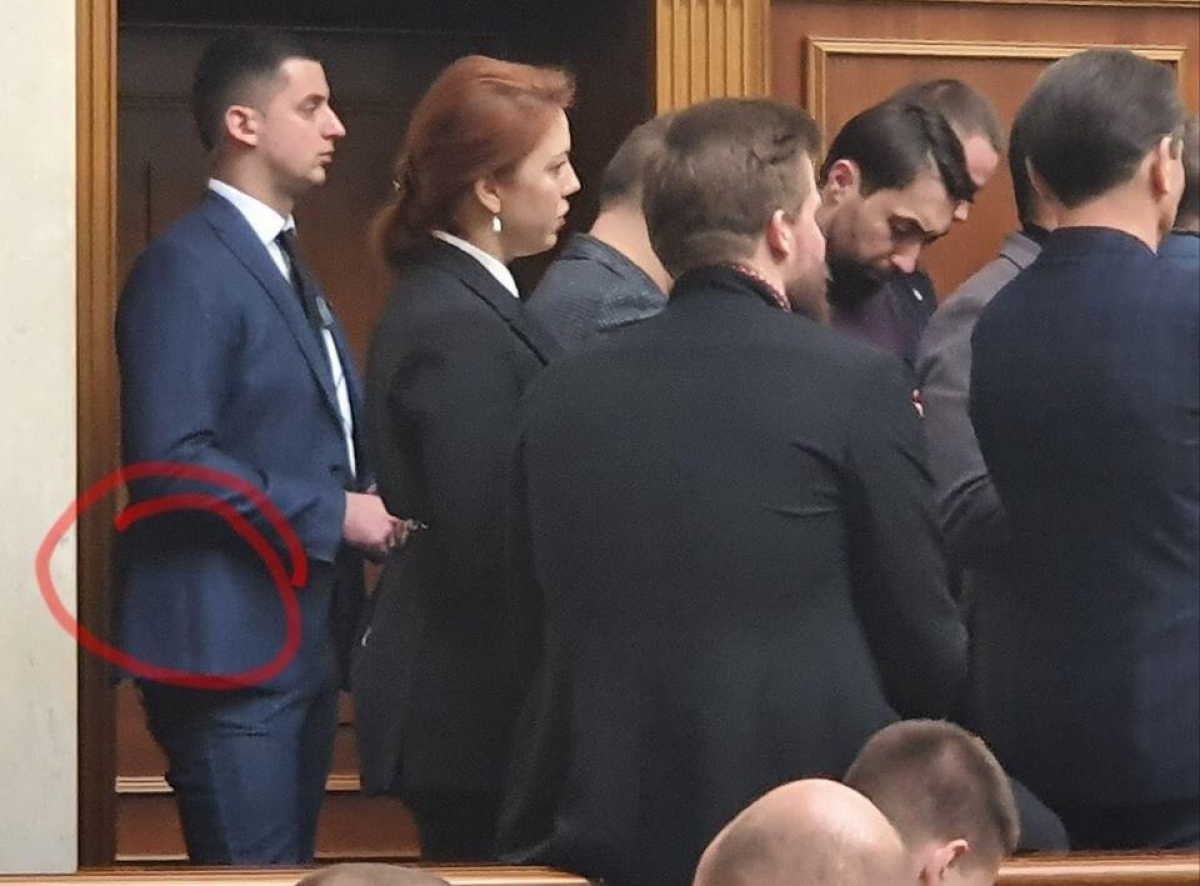 "Такого не было даже при Януковиче", - в зале Рады замечен охранник с оружием - фото