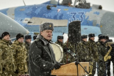 Порошенко заявил, что война на Донбассе ударила по экономике Украины