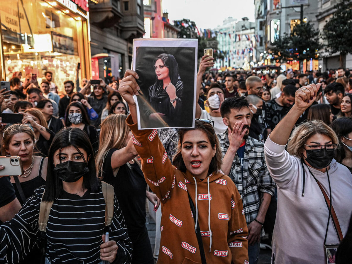Сестра Хаменеї повстала проти режиму в Ірані та закликала КВІР скласти зброю