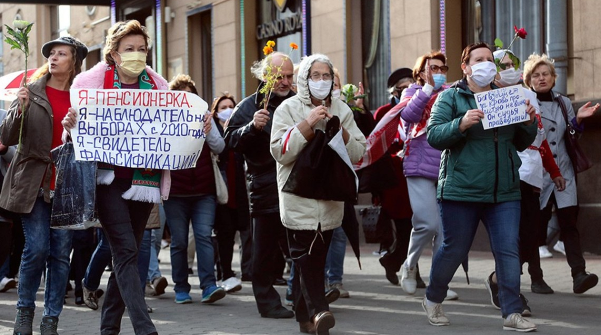 Бабушки против: в Минске на протест против ОМОНа и Лукашенко вышли пенсионеры