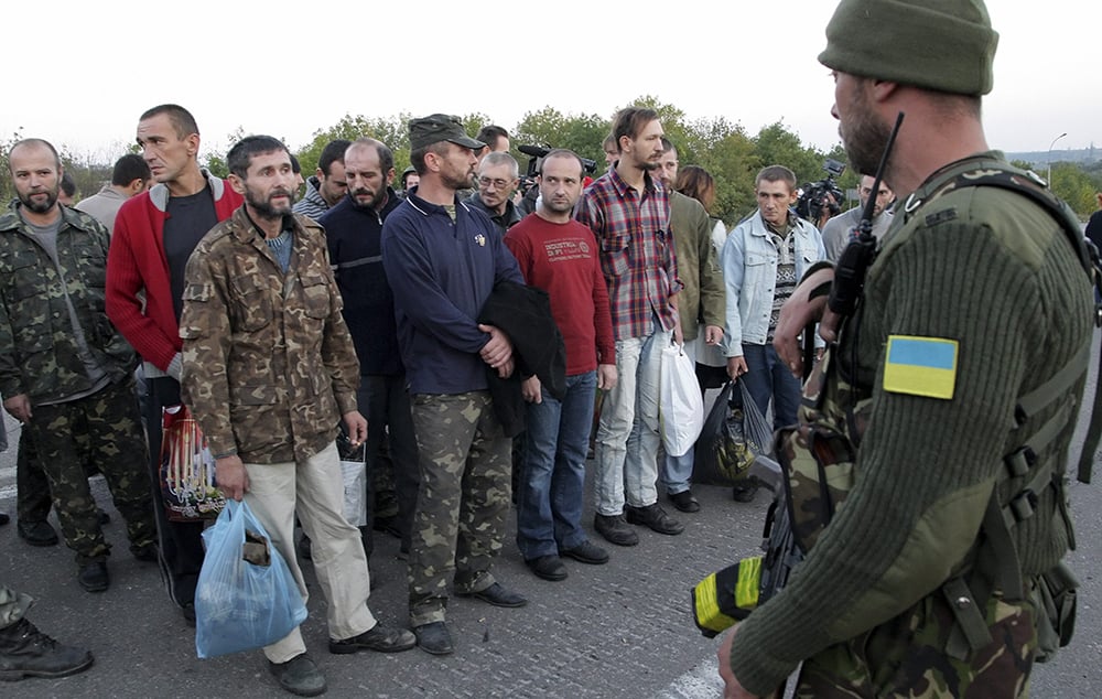 Россия отреклась от них: стало известно ошеломляющее количество пленных на Донбассе российских "ихтамнетов"