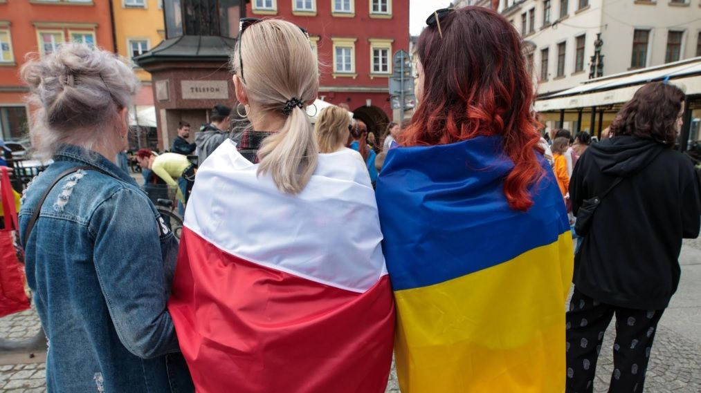 Новое социсследование показало, как поляки относятся к госпомощи украинским беженцам, – опрос CBOS